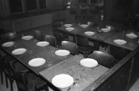 Image of sheet 19870350 photo 1: Hausbesetzung Besetzung Restaurant Annaburg Üetliberg Uetliberg. Gedeckte Tische. M. S beim Kochen. Annaburg mit Beleuchtung im Nebel. und Transparent; 
Annaburg wieder bewohnt Uetliberg 
Stop Pigs
Barrikade mit Stühlen. und Tischen. tomi hämmerli haemmerli und Feuer auf dem Weg gegen die Polizei. Frühstück Zürich 1987 housing occupation occupied house home protest swiss switzerland Schweiz Europe