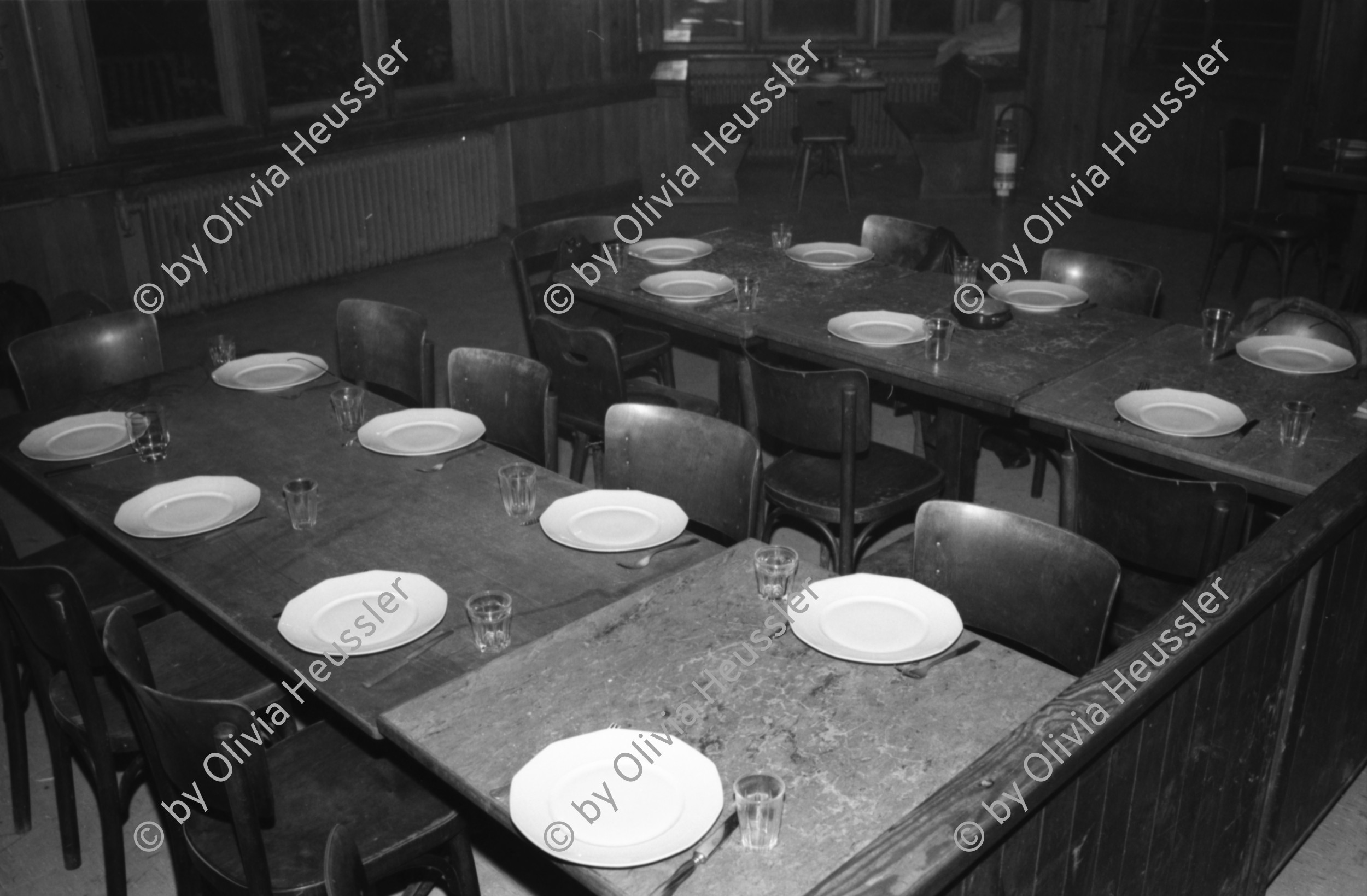 Image of sheet 19870350 photo 1: Hausbesetzung Besetzung Restaurant Annaburg Üetliberg Uetliberg. Gedeckte Tische. M. S beim Kochen. Annaburg mit Beleuchtung im Nebel. und Transparent; 
Annaburg wieder bewohnt Uetliberg 
Stop Pigs
Barrikade mit Stühlen. und Tischen. tomi hämmerli haemmerli und Feuer auf dem Weg gegen die Polizei. Frühstück Zürich 1987 housing occupation occupied house home protest swiss switzerland Schweiz Europe