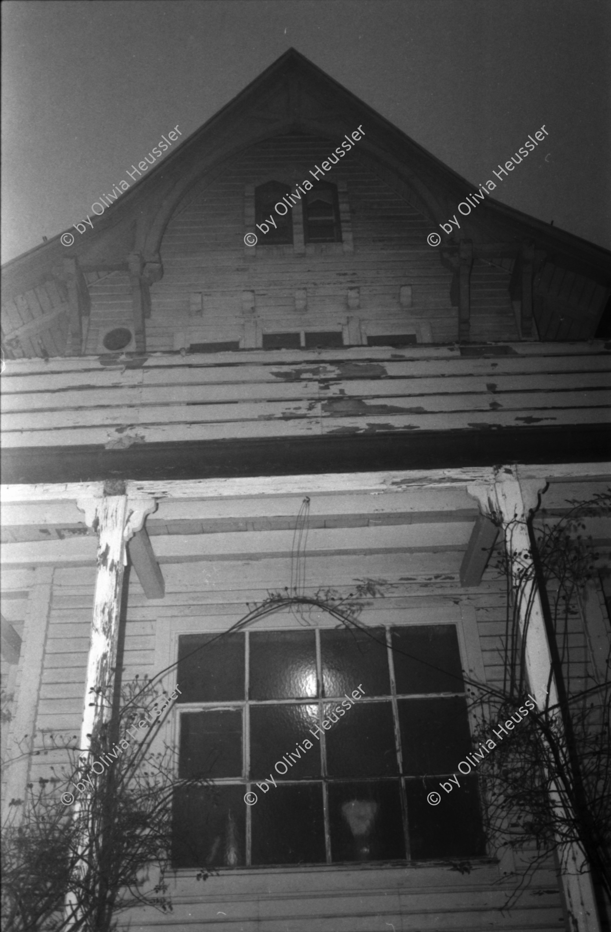 Image of sheet 19870350 photo 12: Hausbesetzung Besetzung Restaurant Annaburg Üetliberg Uetliberg. Gedeckte Tische. M. S beim Kochen. Annaburg mit Beleuchtung im Nebel. und Transparent; 
Annaburg wieder bewohnt Uetliberg 
Stop Pigs
Barrikade mit Stühlen. und Tischen. tomi hämmerli haemmerli und Feuer auf dem Weg gegen die Polizei. Frühstück Zürich 1987 housing occupation occupied house home protest swiss switzerland Schweiz Europe