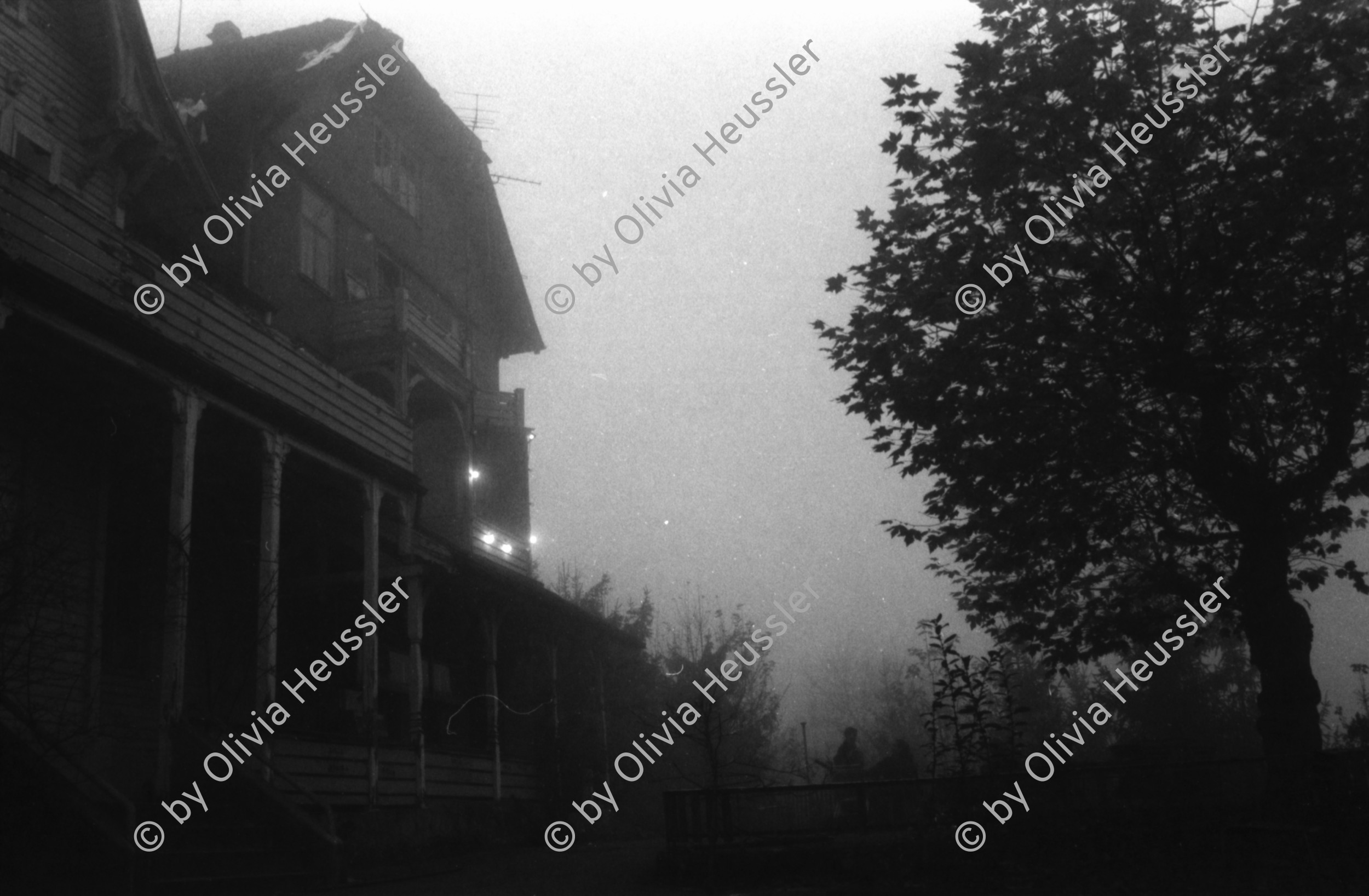Image of sheet 19870350 photo 13: Hausbesetzung Besetzung Restaurant Annaburg Üetliberg Uetliberg. Gedeckte Tische. M. S beim Kochen. Annaburg mit Beleuchtung im Nebel. und Transparent; 
Annaburg wieder bewohnt Uetliberg 
Stop Pigs
Barrikade mit Stühlen. und Tischen. tomi hämmerli haemmerli und Feuer auf dem Weg gegen die Polizei. Frühstück Zürich 1987 housing occupation occupied house home protest swiss switzerland Schweiz Europe
