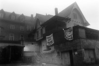 Image of sheet 19870350 photo 15: Hausbesetzung Besetzung Restaurant Annaburg Üetliberg Uetliberg. Annaburg mit Beleuchtung im Nebel. und Transparent; 
Annaburg wieder bewohnt Uetliberg 
Stop Pigs Zürich 1987 housing occupation occupied house home protest swiss switzerland Schweiz Europe √