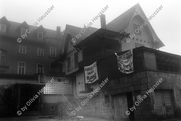 Image of sheet 19870350 photo 15: Hausbesetzung Besetzung Restaurant Annaburg Üetliberg Uetliberg. Annaburg mit Beleuchtung im Nebel. und Transparent; 
Annaburg wieder bewohnt Uetliberg 
Stop Pigs Zürich 1987 housing occupation occupied house home protest swiss switzerland Schweiz Europe √