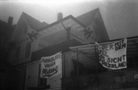 Image of sheet 19870350 photo 17: Hausbesetzung Besetzung Restaurant Annaburg Üetliberg Uetliberg. Gedeckte Tische. M. S beim Kochen. Annaburg mit Beleuchtung im Nebel. und Transparent; 
Annaburg wieder bewohnt Uetliberg 
Stop Pigs
Barrikade mit Stühlen. und Tischen. tomi hämmerli haemmerli und Feuer auf dem Weg gegen die Polizei. Frühstück Zürich 1987 housing occupation occupied house home protest swiss switzerland Schweiz Europe