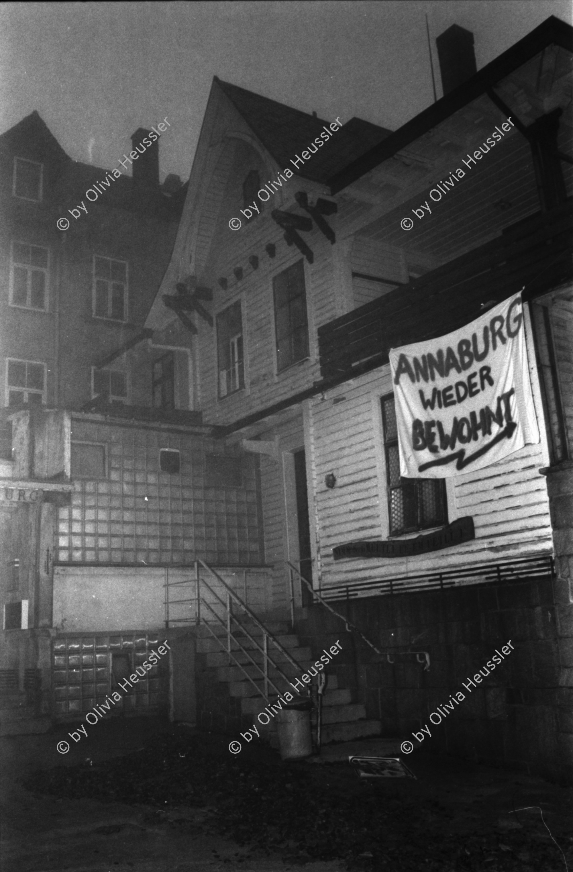 Image of sheet 19870350 photo 18: Hausbesetzung Besetzung Restaurant Annaburg Üetliberg Uetliberg. Annaburg mit Beleuchtung im Nebel. und Transparent; 
«Annaburg wieder bewohnt»

Barrikade mit Stühlen. und Tischen. tomi hämmerli haemmerli und Feuer auf dem Weg gegen die Polizei. Frühstück Zürich 1987 housing occupation occupied house home protest swiss switzerland Schweiz Europe