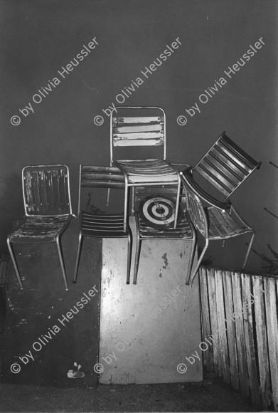 Image of sheet 19870350 photo 21: Hausbesetzung Besetzung Restaurant Annaburg Üetliberg Uetliberg. 
Barrikade mit Stühlen und Tischen gegen die Polizei.  Zürich 1987 √ barricade made out of chairs garden and tables target
housing occupation occupied house home protest swiss switzerland Schweiz Europe