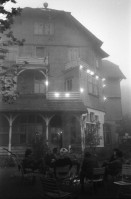 Image of sheet 19870350 photo 23: Hausbesetzung Besetzung Restaurant Annaburg Üetliberg Uetliberg. Gedeckte Tische. M. S beim Kochen. Annaburg mit Beleuchtung im Nebel. und Transparent; 
Annaburg wieder bewohnt Uetliberg 
Stop Pigs
Barrikade mit Stühlen. und Tischen. tomi hämmerli haemmerli und Feuer auf dem Weg gegen die Polizei. Frühstück Zürich 1987 housing occupation occupied house home protest swiss switzerland Schweiz Europe