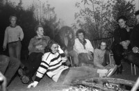 Image of sheet 19870350 photo 27: Hausbesetzung Besetzung Restaurant Annaburg Üetliberg Uetliberg. Gedeckte Tische. M. S beim Kochen. Annaburg mit Beleuchtung im Nebel. und Transparent; 
Annaburg wieder bewohnt Uetliberg 
Stop Pigs
Barrikade mit Stühlen. und Tischen. tomi hämmerli haemmerli und Feuer auf dem Weg gegen die Polizei. Frühstück Zürich 1987 housing occupation occupied house home protest swiss switzerland Schweiz Europe