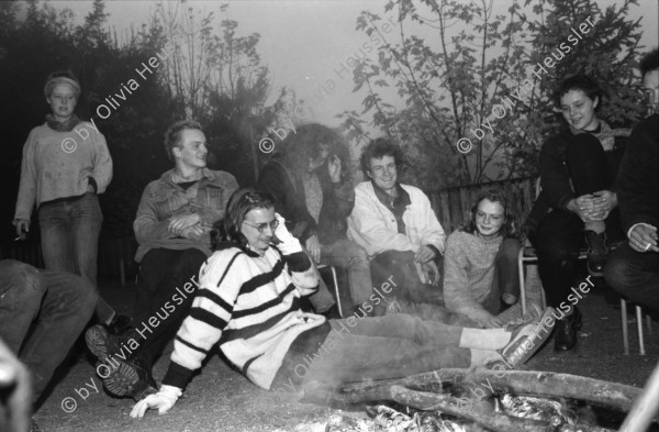 Image of sheet 19870350 photo 27: Hausbesetzung Besetzung Restaurant Annaburg Üetliberg Uetliberg. Gedeckte Tische. M. S beim Kochen. Annaburg mit Beleuchtung im Nebel. und Transparent; 
Annaburg wieder bewohnt Uetliberg 
Stop Pigs
Barrikade mit Stühlen. und Tischen. tomi hämmerli haemmerli und Feuer auf dem Weg gegen die Polizei. Frühstück Zürich 1987 housing occupation occupied house home protest swiss switzerland Schweiz Europe