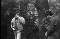 Image of sheet 19870350 photo 30: Spitzel mit Bierflasche als Tarnung beobachtet Hausbesetzung Restaurant Annaburg, Üetliberg 
1987.
housing occupation occupied house home protest swiss switzerland Schweiz Europe