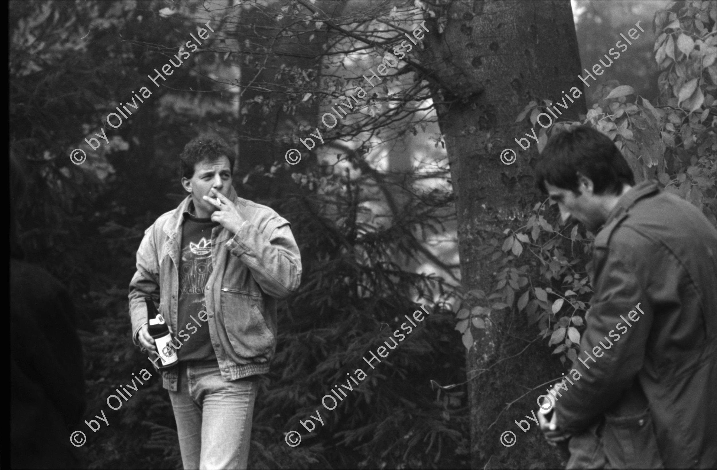 Image of sheet 19870350 photo 30: Spitzel mit Bierflasche als Tarnung beobachtet Hausbesetzung Restaurant Annaburg, Üetliberg 
1987.
housing occupation occupied house home protest swiss switzerland Schweiz Europe