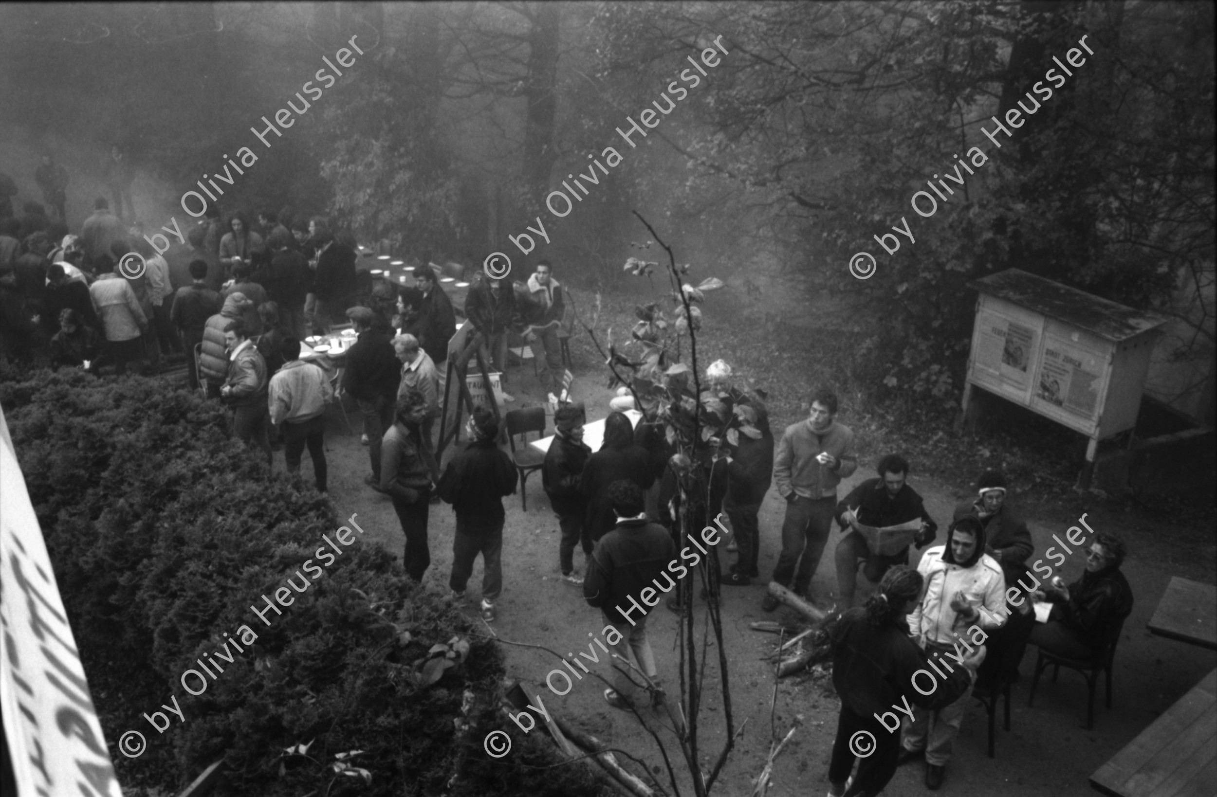 Image of sheet 19870350 photo 35: Hausbesetzung Besetzung Restaurant Annaburg Üetliberg Uetliberg. Gedeckte Tische. M. S beim Kochen. Annaburg mit Beleuchtung im Nebel. und Transparent; 
Annaburg wieder bewohnt Uetliberg 
Stop Pigs
Barrikade mit Stühlen. und Tischen. tomi hämmerli haemmerli und Feuer auf dem Weg gegen die Polizei. Frühstück Zürich 1987 housing occupation occupied house home protest swiss switzerland Schweiz Europe