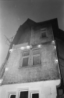 Image of sheet 19870350 photo 9: Hausbesetzung Besetzung Restaurant Annaburg Üetliberg Uetliberg. Gedeckte Tische. M. S beim Kochen. Annaburg mit Beleuchtung im Nebel. und Transparent; 
Annaburg wieder bewohnt Uetliberg 
Stop Pigs
Barrikade mit Stühlen. und Tischen. tomi hämmerli haemmerli und Feuer auf dem Weg gegen die Polizei. Frühstück Zürich 1987 housing occupation occupied house home protest swiss switzerland Schweiz Europe