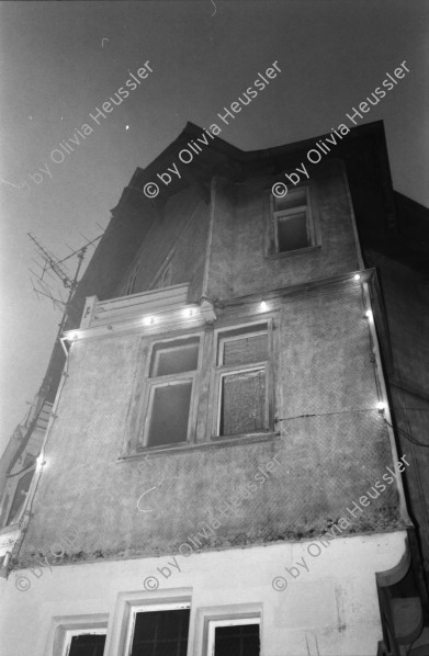 Image of sheet 19870350 photo 9: Hausbesetzung Besetzung Restaurant Annaburg Üetliberg Uetliberg. Gedeckte Tische. M. S beim Kochen. Annaburg mit Beleuchtung im Nebel. und Transparent; 
Annaburg wieder bewohnt Uetliberg 
Stop Pigs
Barrikade mit Stühlen. und Tischen. tomi hämmerli haemmerli und Feuer auf dem Weg gegen die Polizei. Frühstück Zürich 1987 housing occupation occupied house home protest swiss switzerland Schweiz Europe