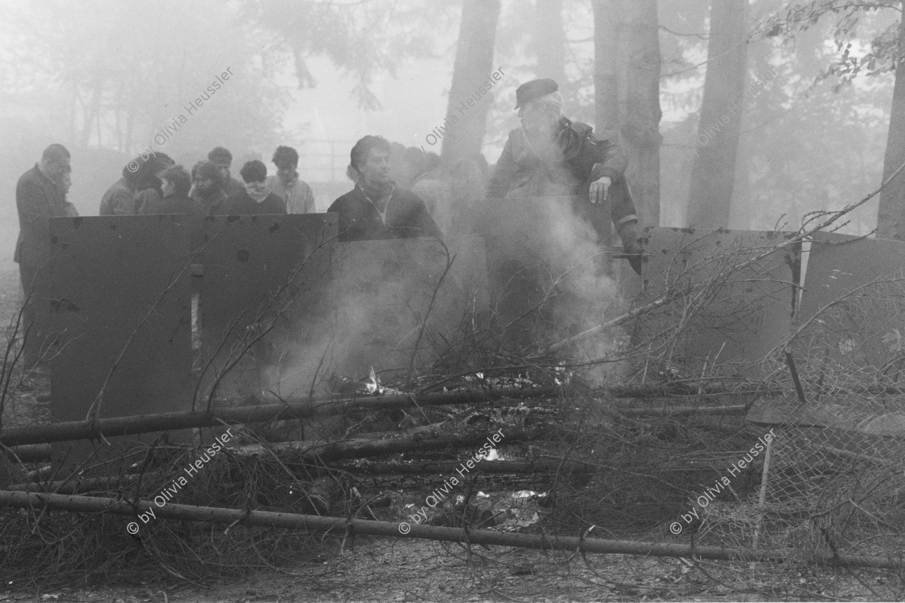 Image of sheet 19870360 photo 0: fswitzerland Schweiz Europe
chairs fyer place wood burning young man men smoking smoke
Hausbesetzung Besetzung Restaurant Annaburg auf dem Uetliberg.
Zürich 1987 housing protest youth Switzerland Schweiz Baricade