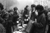 Image of sheet 19870360 photo 10: frtsg. 870360 Hausbesetzung Besetzung Restaurant Annaburg auf dem Uetliberg. Barrikade Besucher und Passanten. Journalistin von Radio 24. Frühstück 
Schlafende in Morgenlicht. Punker im Military mit Nieten u.s.w. Stile schläft draussen. Barrikade brennt im Wald. Zürich 1987