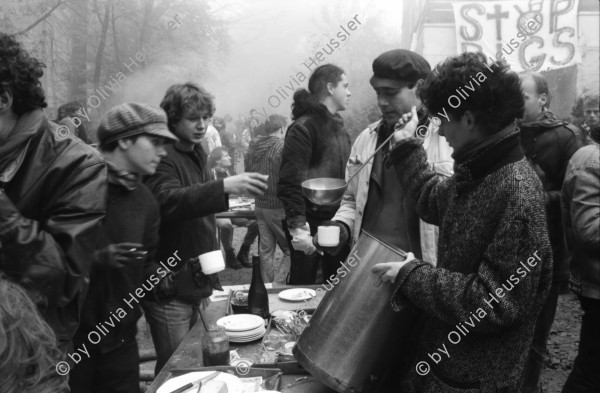 Image of sheet 19870360 photo 10: frtsg. 870360 Hausbesetzung Besetzung Restaurant Annaburg auf dem Uetliberg. Barrikade Besucher und Passanten. Journalistin von Radio 24. Frühstück 
Schlafende in Morgenlicht. Punker im Military mit Nieten u.s.w. Stile schläft draussen. Barrikade brennt im Wald. Zürich 1987