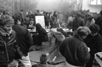 Image of sheet 19870360 photo 11: frtsg. 870360 Hausbesetzung Besetzung Restaurant Annaburg auf dem Uetliberg. Barrikade Besucher und Passanten. Journalistin von Radio 24. Frühstück 
Schlafende in Morgenlicht. Punker im Military mit Nieten u.s.w. Stile schläft draussen. Barrikade brennt im Wald. Zürich 1987