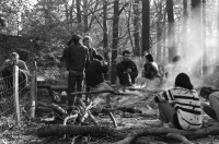 Image of sheet 19870360 photo 24: frtsg. 870360 Hausbesetzung Besetzung Restaurant Annaburg auf dem Uetliberg. Barrikade Besucher und Passanten. Journalistin von Radio 24. Frühstück 
Schlafende in Morgenlicht. Punker im Military mit Nieten u.s.w. Stile schläft draussen. Barrikade brennt im Wald. Zürich 1987