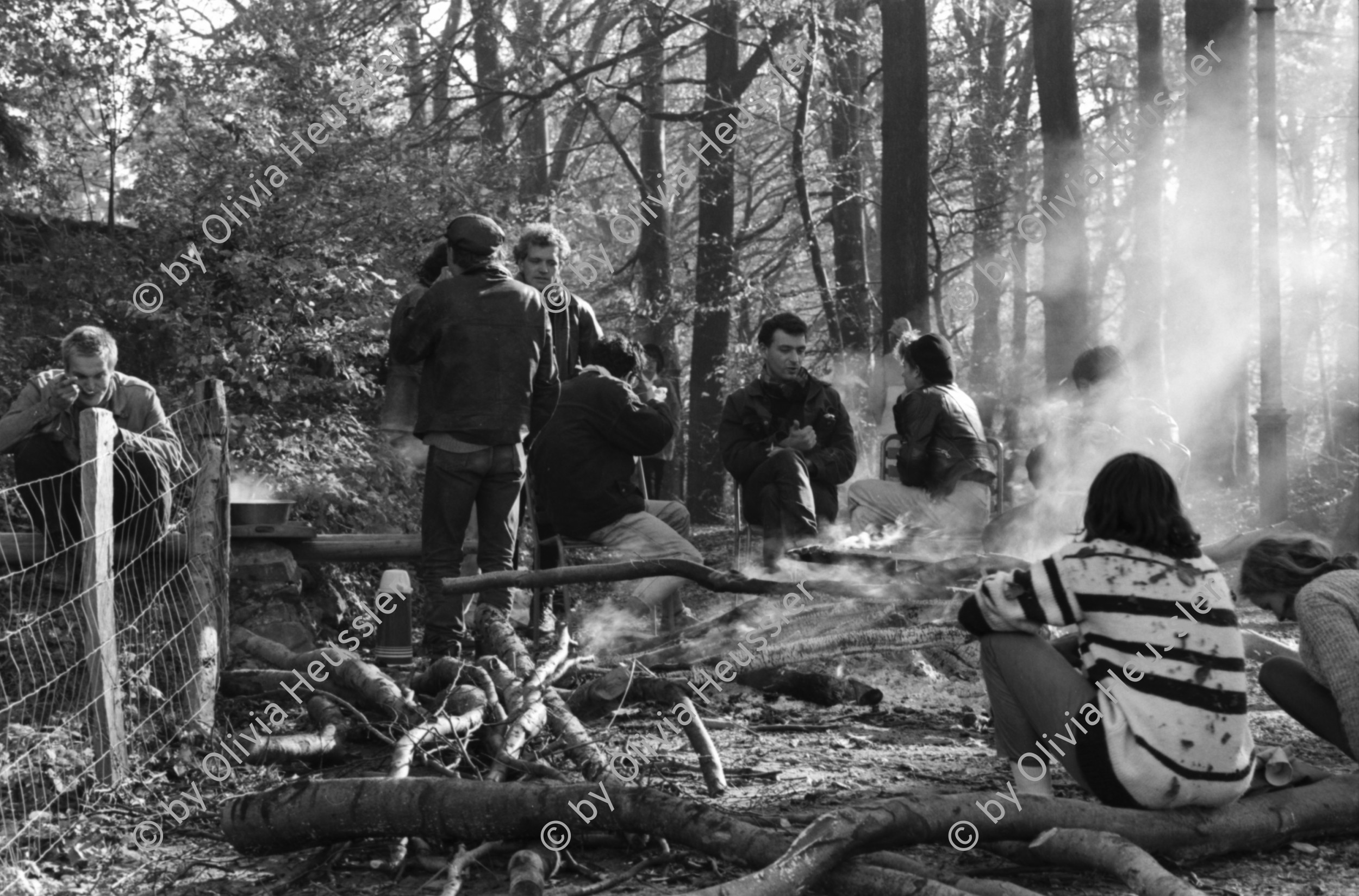 Image of sheet 19870360 photo 24: frtsg. 870360 Hausbesetzung Besetzung Restaurant Annaburg auf dem Uetliberg. Barrikade Besucher und Passanten. Journalistin von Radio 24. Frühstück 
Schlafende in Morgenlicht. Punker im Military mit Nieten u.s.w. Stile schläft draussen. Barrikade brennt im Wald. Zürich 1987
