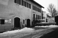 Image of sheet 19870370 photo 4: altes Bauernhaus Schulhaus, Vacherin wird angeboten. Pferd steht im Schnee. Olivia Bodo Lamparski an der Ausstellung in Wangen b. Dübendorf Kulturnäpfli, Züri-Nica Fotoasusstellung Photoausstellung Zürich Nicaragua 1987