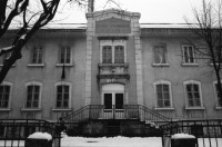 Image of sheet 19870370 photo 6: altes Bauernhaus Schulhaus, Vacherin wird angeboten. Pferd steht im Schnee. Olivia Bodo Lamparski an der Ausstellung in Wangen b. Dübendorf Kulturnäpfli, Züri-Nica Fotoasusstellung Photoausstellung Zürich Nicaragua 1987