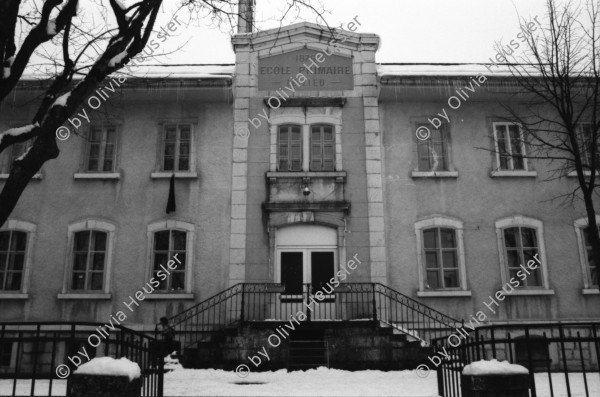 Image of sheet 19870370 photo 6: altes Bauernhaus Schulhaus, Vacherin wird angeboten. Pferd steht im Schnee. Olivia Bodo Lamparski an der Ausstellung in Wangen b. Dübendorf Kulturnäpfli, Züri-Nica Fotoasusstellung Photoausstellung Zürich Nicaragua 1987