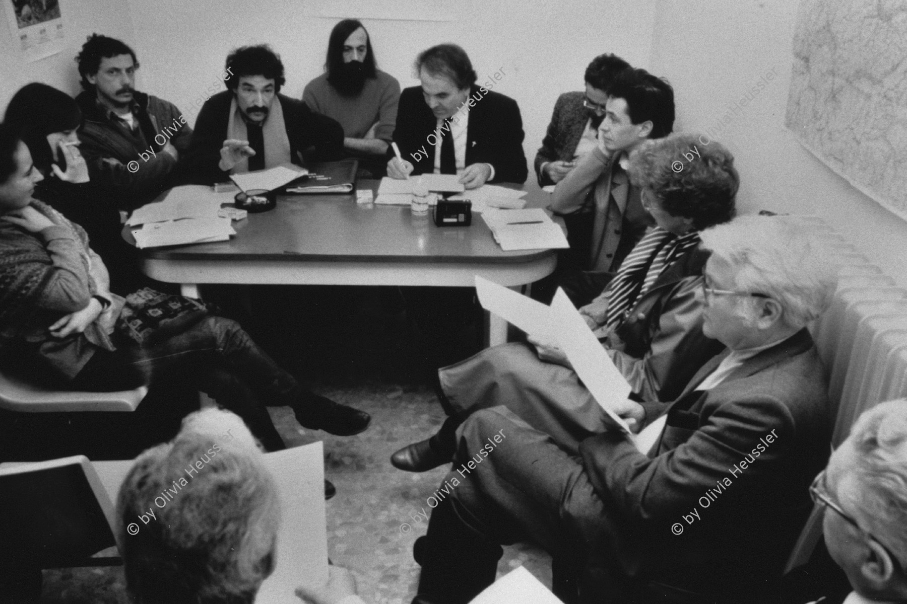 Image of sheet 19870380 photo 31: Kornelius Kaplan Cornelius Koch mit Hannes Reiser CEDRI Pressekonferenz Besuch einer Delegation Schweizer Nationalräten. Wegen den Flüchtlingen, die von der Schweiz mit einem R im Pass abgewiesen worden sind. Ponte Chiasso Canton Ticino Schweiz Svizzera Swiss Switzerland Europe 1987 asylum home center refugees seekers
√
Delegation humanitaire en Lombardie
© 1987, OLIVIA HEUSSLER / www.clic.li