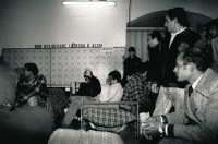 Image of sheet 19870390 photo 5: Im Auffanglager für die von der Schweiz abgewiesenen Flüchtlinge und Obdachlose unter den Geleisen des Zentral Bahnhofs, Mailand 1987. 

Bei Fratello Ettore der Raum dient auch als Kirche, Schlaf- und Essraum. Bevor die vorwiegend aus Nordafrika kommenden islamischen Männer ihre Suppe kriegen, müssen sie sich die christliche Messe anhören.Viele verdecken ihre Gesichter vor der Camera und mir. Betten stehen da. Mailand Italien Italy Refugees Asyl Asylanten Exhibition