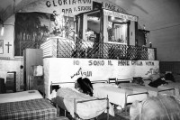 Image of sheet 19870390 photo 25: Im Auffanglager für die von der Schweiz abgewiesenen Flüchtlinge und Obdachlose unter den Geleisen des Zentral Bahnhofs, Mailand 1987. Bei Fratello Ettore der Raum dient auch als Kirche, Schlaf- und Essraum. Bevor die vorwiegend aus Nordafrika kommenden muslimischen Männer ihre Suppe kriegen, müssen sie sich die christliche Messe anhören. Betten stehen da vor einem Bild eines Heiligen der auch liegt. Katakomben. refugees asylum seekers center Europe Milano Italien Italy Mailand 1987
√
© 1987, OLIVIA HEUSSLER / www.clic.li
