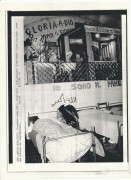 Image of sheet 19870390 photo 26: Delegation von Kaplan Koch. Besuch im Auffanglager für von der Schweiz abgewiesene Flüchtlinge und Obdachlose unter den Geleisen des Zentral Bahnhofs in Mailand. Bei Fratello Ettore der Raum dient auch als Kirche, Schlaf- und Essraum. Bevor die vorwiegend aus Nordafrika kommenden muslimischen Männer eine warme Suppe kriegen, müssen sie sich die christliche Messe anhören. Betten stehen herum.  Mailand Milano Italy Italien 1987 √