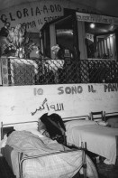 Image of sheet 19870390 photo 26: Auffanglager für von der Schweiz abgewiesene Flüchtlinge und Obdachlose unter den Geleisen des Zentral Bahnhofs in Mailand. Bei Fratello Ettore der Raum dient auch als Kirche, Schlaf- und Essraum. Bevor die vorwiegend aus Nordafrika kommenden muslimischen Männer eine warme Suppe kriegen, müssen sie sich die christliche Messe anhören. Betten stehen herum.  Mailand Milano Italy Italien 1987 √
