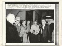 Image of sheet 19870390 photo 28: Delegation von Schweizer Parlamentariern vlnr Camillo Jelmini (Tessiner Ständerat, CVP, Rolf Seiler (Zürcher Nationalrat, SP), Rosemarie Dormann (Luzerner Nationalrätin, CVP),  und ganz rechts: Kaplan Cornelius Koch mit Besuch im Auffanglager für von der Schweiz abgewiesene Flüchtlinge unter den Geleisen des Zentral Bahnhofs in Mailand 1987.