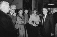 Image of sheet 19870390 photo 28: Delegation von Schweizer Parlamentariern vlnr Camillo Jelmini (Tessiner Ständerat, CVP, Rolf Seiler (Zürcher Nationalrat, SP), Rosemarie Dormann (Luzerner Nationalrätin, CVP), und ganz rechts: Kaplan Cornelius Koch mit Besuch im Auffanglager für von der Schweiz abgewiesene Flüchtlinge unter den Geleisen des Zentral Bahnhofs in Mailand 1987.