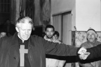 Image of sheet 19870390 photo 4: frtsg. 870380 Delegation von Kaplan Cornelius Koch. Besuch im Auffanglager für von der Schweiz abgewiesene Flüchtlingen Asylantinnen Asylanten Asyl suchende und Obdachlose unter den Geleisen des Zentral Bahnhofs in Mailand. Bei Fratello Ettore der Raum dient auch als Kirche, Schlaf- und Essraum. Bevor die vorwiegend aus Nordafrika kommenden islamischen Männer ihre Suppe kriegen, müssen sie sich die christliche Messe anhören. Viele verdecken ihre Gesichter vor der Camera und mir. Betten stehen da vor einem Bild eines Heiligen der auch liegt, nur nicht so bequem. Mann bittet vor Einlass in die Katakomben. Milano Italien Italy Mailand 1987
asylum home center refugees √
© 1987, OLIVIA HEUSSLER / www.clic.li