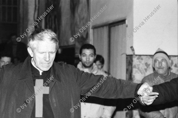 Image of sheet 19870390 photo 4: frtsg. 870380 Delegation von Kaplan Cornelius Koch. Besuch im Auffanglager für von der Schweiz abgewiesene Flüchtlingen Asylantinnen Asylanten Asyl suchende und Obdachlose unter den Geleisen des Zentral Bahnhofs in Mailand. Bei Fratello Ettore der Raum dient auch als Kirche, Schlaf- und Essraum. Bevor die vorwiegend aus Nordafrika kommenden islamischen Männer ihre Suppe kriegen, müssen sie sich die christliche Messe anhören. Viele verdecken ihre Gesichter vor der Camera und mir. Betten stehen da vor einem Bild eines Heiligen der auch liegt, nur nicht so bequem. Mann bittet vor Einlass in die Katakomben. Milano Italien Italy Mailand 1987
asylum home center refugees √
© 1987, OLIVIA HEUSSLER / www.clic.li