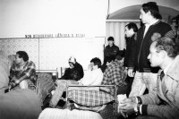 Image of sheet 19870390 photo 5: Im Auffanglager für die von der Schweiz abgewiesenen Flüchtlinge und Obdachlose unter den Geleisen des Zentral Bahnhofs, Mailand 1987. 

Bei Fratello Ettore der Raum dient auch als Kirche, Schlaf- und Essraum. Bevor die vorwiegend aus
