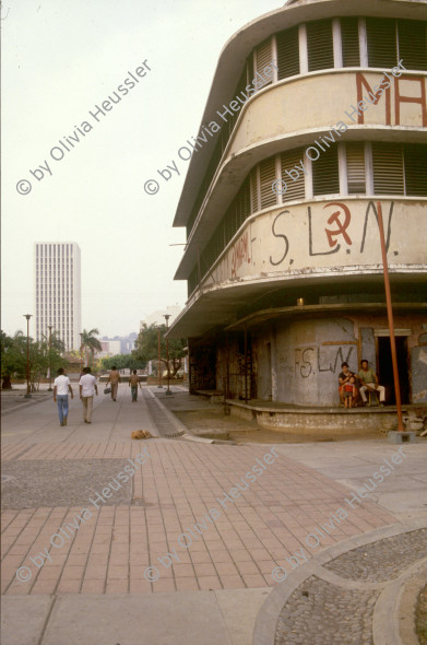 Image of sheet 19873000 photo 12: Banco de America. Die Haeuser sind vom Erdbeben 1972 zerstoert worden. Managua Nicaragua am 11. April 1987
Aus: «Der Traum von Solentiname» EPF, Zürich 
«El Sueño de Solentiname» IHNCA Managua p.23