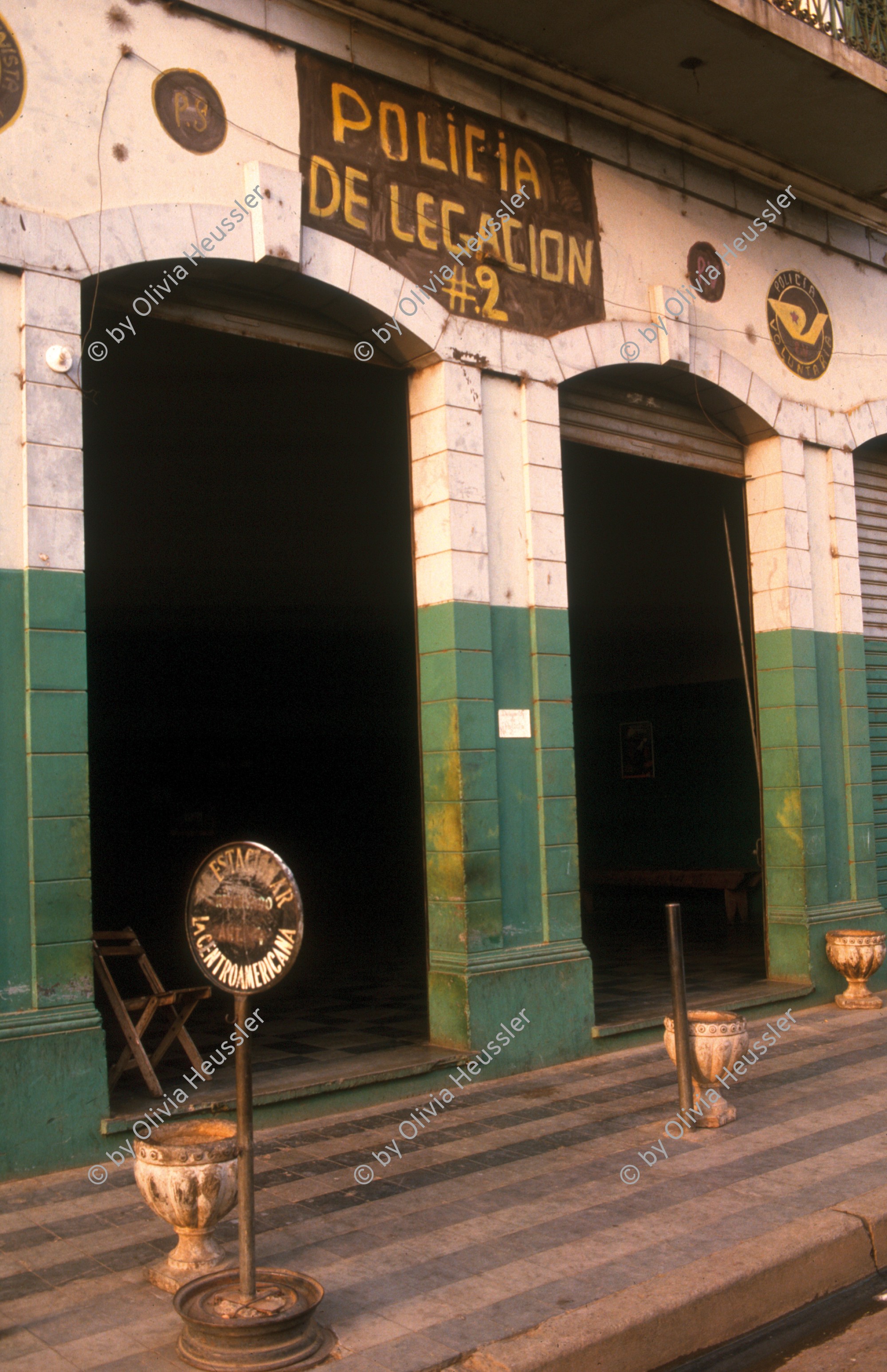 Image of sheet 19873000 photo 19: Vom Erdbeben zerstörter Polizeiposten in der
ehemaligen Altstadt. Managua, 1987
Aus: «Der Traum von Solentiname» EPF, Zürich 
«El Sueño de Solentiname» IHNCA Managua p.22