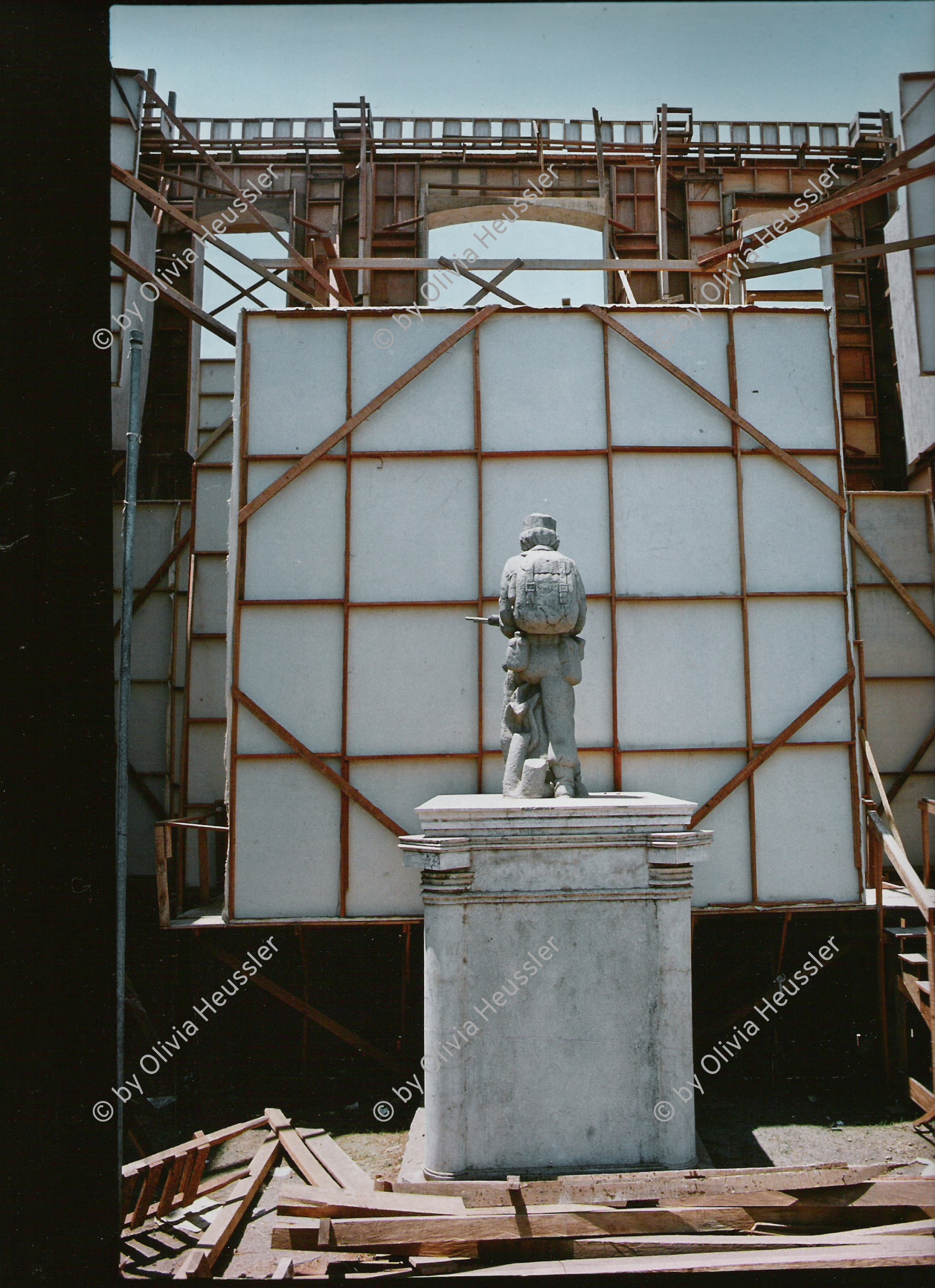 Image of sheet 19873000 photo 25: Artillerie-Soldat des sandinistischen Volksheeres EPS, Vulkan Telica, Dep. Chinandega, Nicaragua 1987.
Aus: Der Traum von Solentiname
Out of: The Dream of Solentiname, 2009