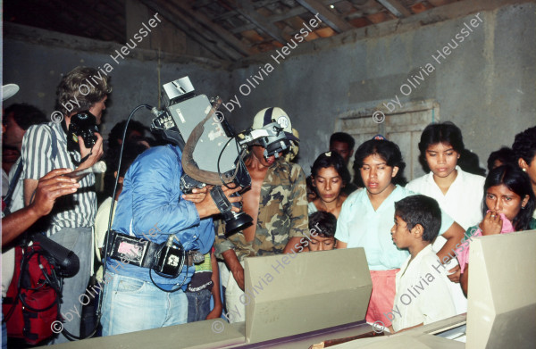 Image of sheet 19873000 photo 5: Ein Dorf an der honduranischen Grenze wurde angegriffen. Die internationale
Presse ist anwesend. Santo Tomás del Nance, Dep. Chinandega, 1987Aus: «Der Traum von Solentiname» EPF, Zürich p.104
«El Sueño de Solentiname» IHNCA Managua