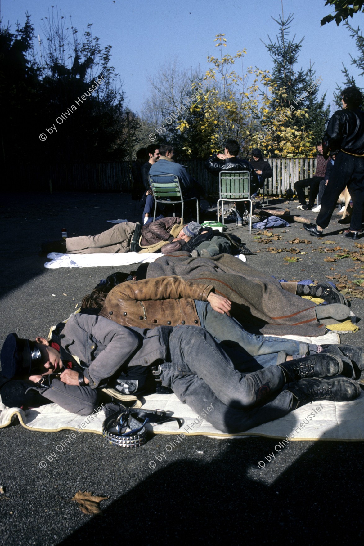 Image of sheet 19873001 photo 13: frtsg. 870360 Hausbesetzung Besetzung Restaurant Annaburg auf dem Uetliberg. Barrikade Besucher und Passanten. Journalistin von Radio 24. Frühstück 
Schlafende in Morgenlicht. Punker im Military mit Nieten u.s.w. Stile schläft draussen. Barrikade brennt im Wald.