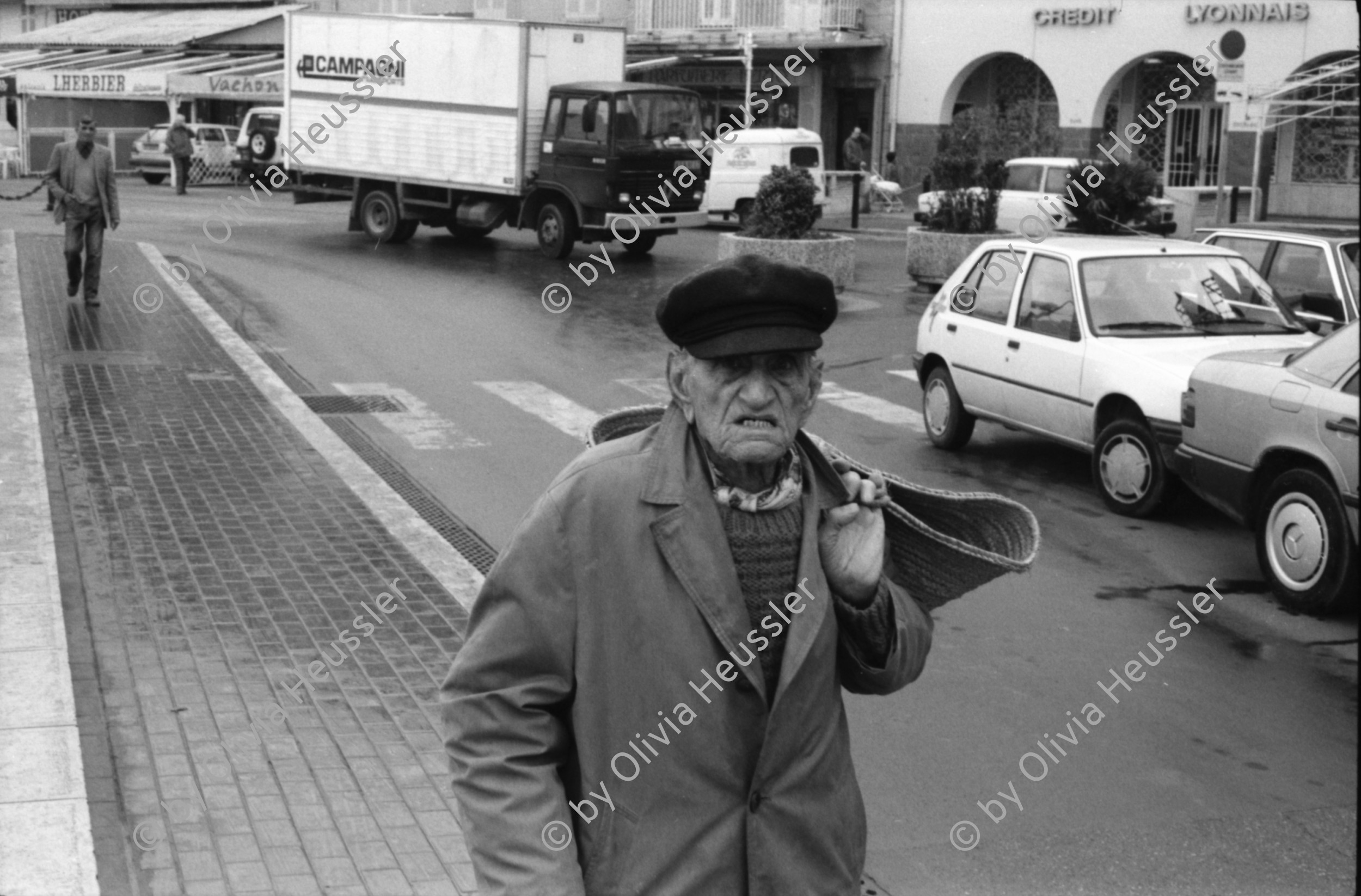 Image of sheet 19880010 photo 29: Eisblumen am Fenster im Erismannhof. Strand Nizza mit Thomas Thomi Haemmerli
Hämmerli Portrait. Leere Sitzbänke am Quai dem Meer entlang. Blick aufs Meer. Thomas beim Zeitungslesen. Port Grimaud  mit Appartements und privaten Seegelboot hafen. Das Meer Stimmung und Markt in St. Tropez. mit M4 dunkel. France Frankreich 1988