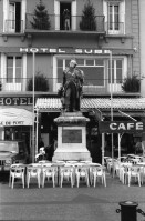 Image of sheet 19880010 photo 30: Eisblumen am Fenster im Erismannhof. Strand Nizza mit Thomas Thomi Haemmerli
Hämmerli Portrait. Leere Sitzbänke am Quai dem Meer entlang. Blick aufs Meer. Thomas beim Zeitungslesen. Port Grimaud  mit Appartements und privaten Seegelboot hafen. Das Meer Stimmung und Markt in St. Tropez. mit M4 dunkel. France Frankreich 1988