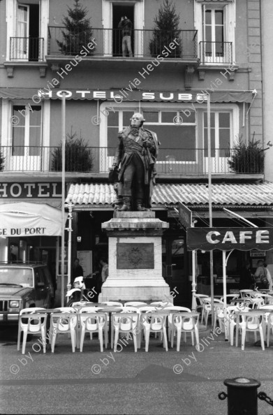 Image of sheet 19880010 photo 30: Eisblumen am Fenster im Erismannhof. Strand Nizza mit Thomas Thomi Haemmerli
Hämmerli Portrait. Leere Sitzbänke am Quai dem Meer entlang. Blick aufs Meer. Thomas beim Zeitungslesen. Port Grimaud  mit Appartements und privaten Seegelboot hafen. Das Meer Stimmung und Markt in St. Tropez. mit M4 dunkel. France Frankreich 1988