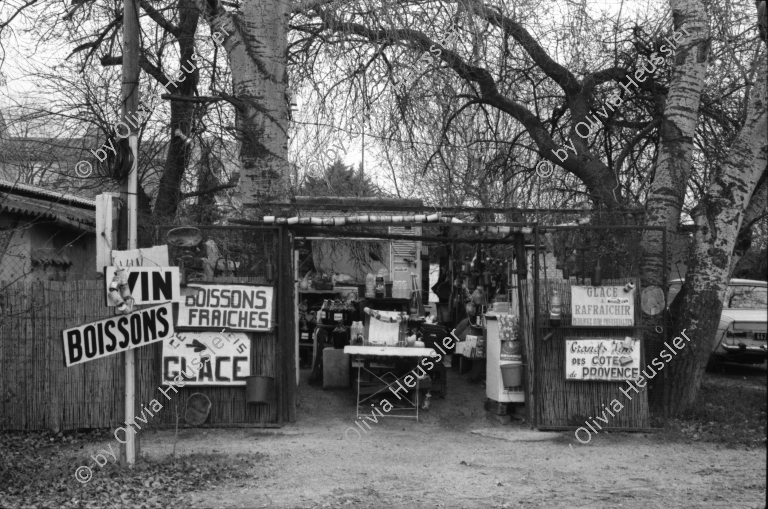 Image of sheet 19880020 photo 11: Noch in Bau befindliche Neubauten. Portrait Thomas Hämmerli und Hansjörg Bolliger. Pilz in Baumstrunk. Im Supermarkt. Terrine wird
 angeboten. Vater mit Kleinkind auf Schulter liest Zeitung am Kiosk. Port Grimaud, Frankreich 1988
