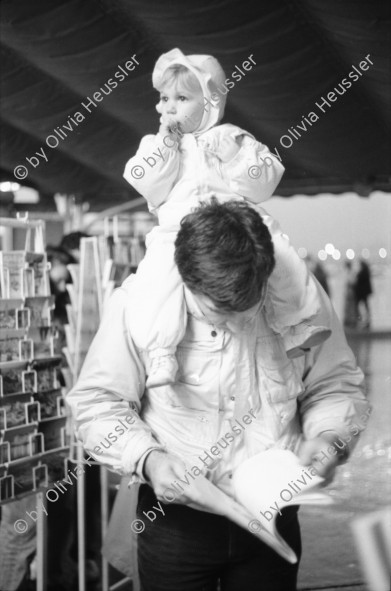 Image of sheet 19880020 photo 33: Noch in Bau befindliche Neubauten. Portrait Thomas Hämmerli und Hansjörg Bolliger. Pilz in Baumstrunk. Im Supermarkt. Terrine wird
 angeboten. Vater mit Kleinkind auf Schulter liest Zeitung am Kiosk. Port Grimaud, Frankreich 1988