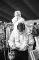 Image of sheet 19880020 photo 35: Noch in Bau befindliche Neubauten. Portrait Thomas Hämmerli und Hansjörg Bolliger. Pilz in Baumstrunk. Im Supermarkt. Terrine wird
 angeboten. Vater mit Kleinkind auf Schulter liest Zeitung am Kiosk. Port Grimaud, Frankreich 1988