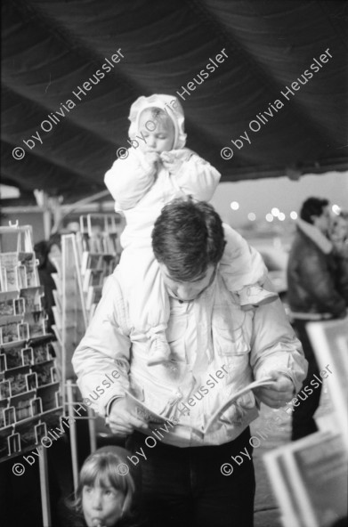 Image of sheet 19880020 photo 35: Noch in Bau befindliche Neubauten. Portrait Thomas Hämmerli und Hansjörg Bolliger. Pilz in Baumstrunk. Im Supermarkt. Terrine wird
 angeboten. Vater mit Kleinkind auf Schulter liest Zeitung am Kiosk. Port Grimaud, Frankreich 1988