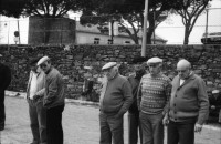 Image of sheet 19880021 photo 21: Thomas Thomi Hämmerli und Hansjörg Bolliger und Silvia Luckner Portraits. Sile Luckner schneidet Thomas die Haare. Alle spielen mit kleinen Fischen. Boules spielende Männer. von oben fotografiert. Port Grimaud 
Frankreich France 1988