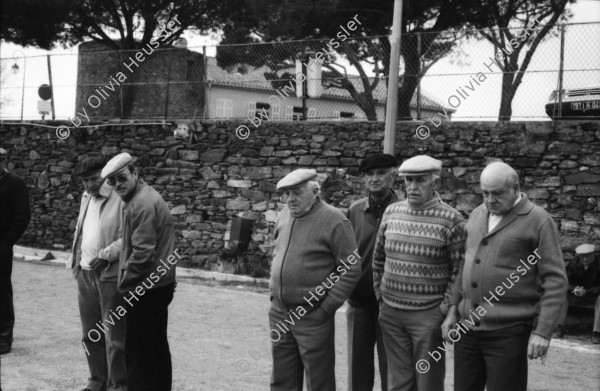 Image of sheet 19880021 photo 21: Thomas Thomi Hämmerli und Hansjörg Bolliger und Silvia Luckner Portraits. Sile Luckner schneidet Thomas die Haare. Alle spielen mit kleinen Fischen. Boules spielende Männer. von oben fotografiert. Port Grimaud 
Frankreich France 1988